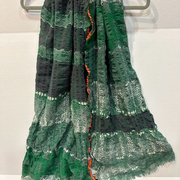 Beautiful 100% Wool lightweight., 33 inches wide & 66 long. Like New! - Picture 8 of 12